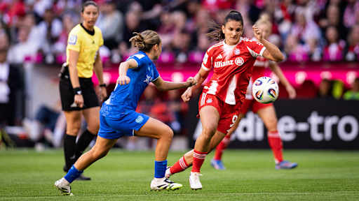 Jovana Damnjanovic im Zweikampf mit einer Leverkusenerin