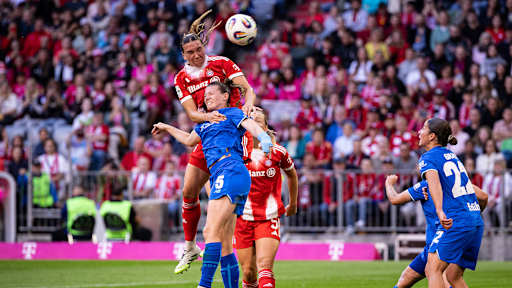 Vanessa Gilles im Kopfballduell mit einer Leverkusenerin