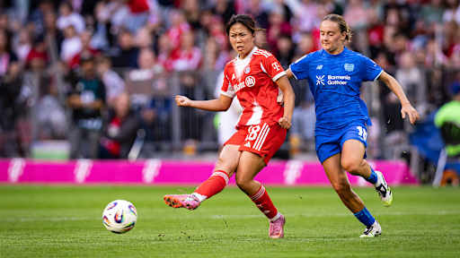 Momoko Tanikawa spielt einen Pass im Spiel gegen Leverkusen
