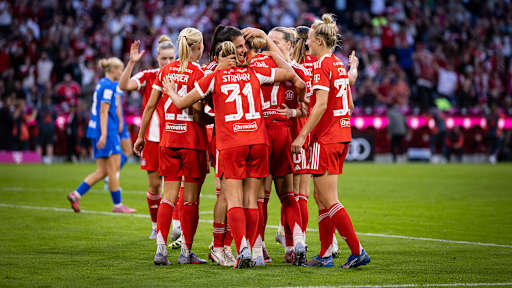 Spielerinnen des FC Bayern bejubeln ein Tor