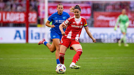 Sarah Zadrazil spielt einen Pass im Spiel gegen Leverkusen