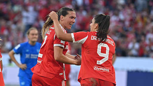 Vanessa Gilles bejubelt ihren Treffer gegen Leverkusen