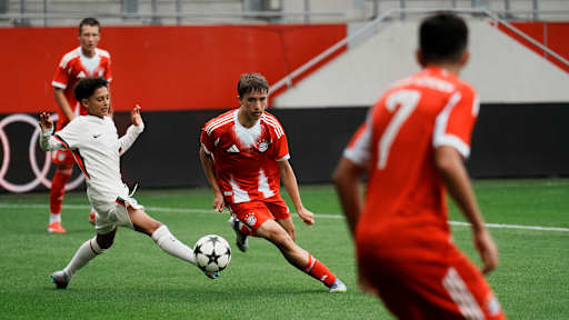 Szene aus dem Spiel FC Bayern vs. FC Chelsea beim U15 Elite Cup am FC Bayern Campus.