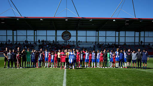 Der FC Porto und der FC Liverpool gedenken Djogo Jota und Andre Silva beim U15 Elite Cup am FC Bayern Campus.