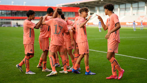 Spieler des FC Porto bejubeln ein Tor beim U15 Elite Cup am FC Bayern Campus.