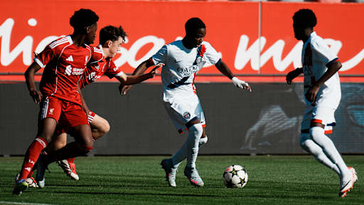 Szene aus dem Spiel PSG vs. FC Liverpool beim U15 Elite Cup am FC Bayern Campus.