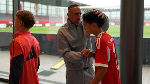 Frank Ribéry begrüßt die Spieler der FC Bayern-U15 beim U15 Elite Cup am FC Bayern Campus.