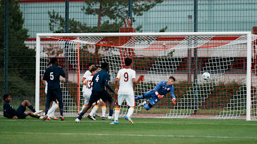 Szene aus dem Spiel PSG vs. Galatasaray Istanbul beim U15 Elite Cup am FC Bayern Campus.