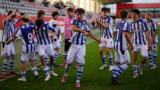 Spieler von Real Sociedad bejubeln ein Tor beim U15 Elite Cup am FC Bayern Campus.