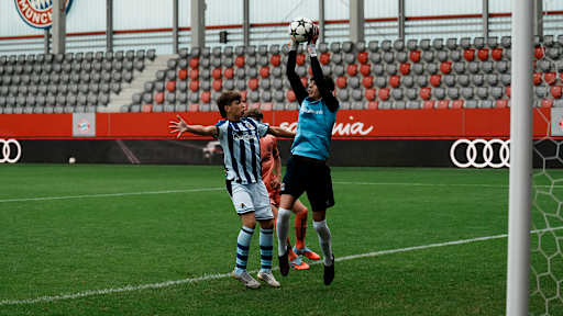 Szene aus dem Spiel FC Porto vs. Real Sociedad beim U15 Elite Cup am FC Bayern Campus.