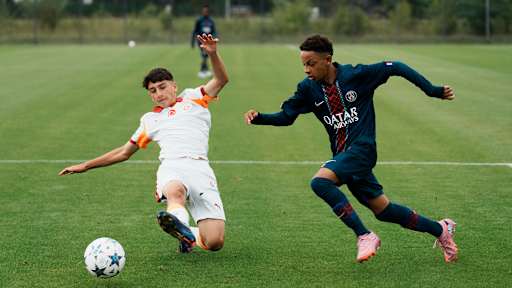 Szene aus dem Spiel PSG vs. Galatasaray Istanbul beim U15 Elite Cup am FC Bayern Campus.