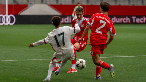Szene aus dem Spiel FC Bayern vs. FC Chelsea beim U15 Elite Cup am FC Bayern Campus.