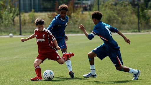 Szene aus dem Spiel FC Liverpool vs. FC Chelsea beim U15 Elite Cup am FC Bayern Campus