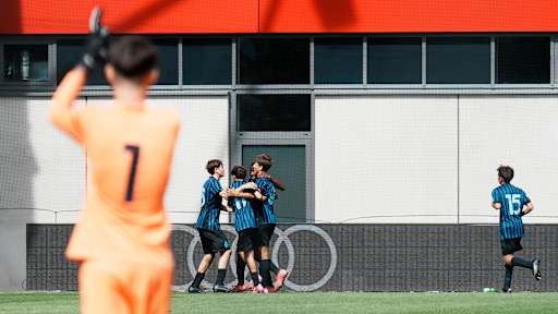 Spieler von Inter Mailand bejubeln ein Tor beim U15 Elite Cup am FC Bayern Campus.
