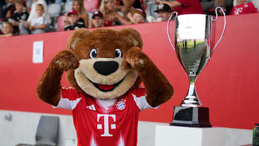 FC Bayern-Maskottchen Berni jubelt mit dem Pokal beim U15 Elite Cup am FC Bayern Campus.