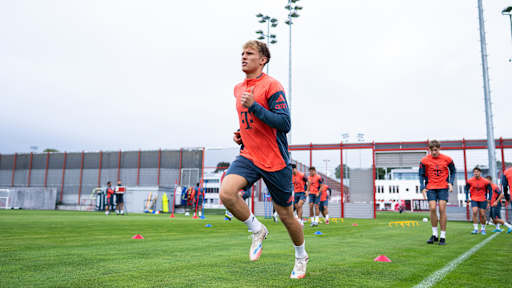 Kurt Rüger absolviert im Training der FCB Amateure eine Laufübung.