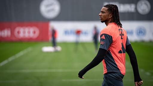 Michael Olise betritt den Rasen beim Training des FC Bayern vor dem Heimspiel gegen den Hamburger SV.