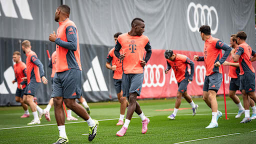 Nicolas Jackson und Kollegen laufen sich warm im Training des FC Bayern vor dem Heimspiel gegen den Hamburger SV.