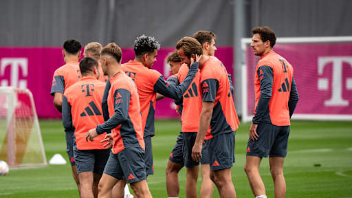 Luis Diaz kneift Harry Kane ins Ohr im Training des FC Bayern vor dem Heimspiel gegen den Hamburger SV.