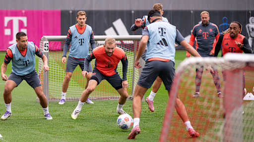 Konrad Laimer fordert Aleksandar Pavlovic am Ball im Training des FC Bayern vor dem Heimspiel gegen den Hamburger SV.