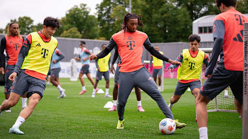 Michael Olise am Ball im Training des FC Bayern vor dem Heimspiel gegen den Hamburger SV.