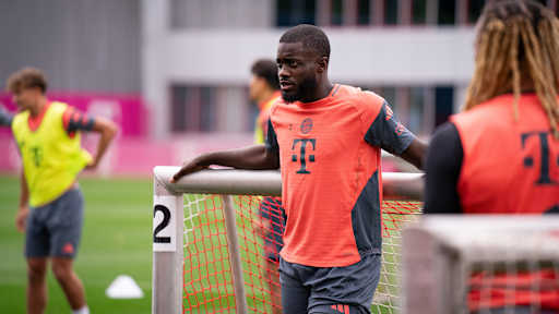 Dayot Upamecano lehnt an einem Tor imTraining des FC Bayern vor dem Heimspiel gegen den Hamburger SV.