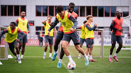 Minjae Kim im Zweikampf mit Dayot Upamecano im Training des FC Bayern vor dem Heimspiel gegen den Hamburger SV.