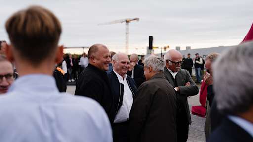 Uli Hoeneß im Gespräch mit Pierre Littbarski