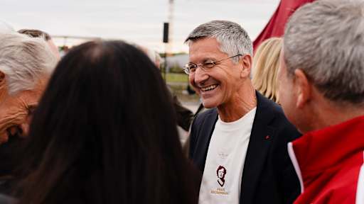 Herbert Hainer im Gespräch lachend