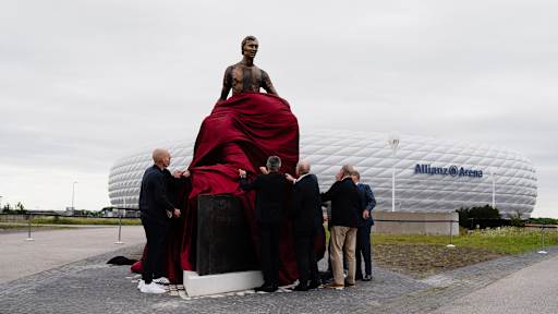Die Statue von Franz Beckenbauer wird enthüllt