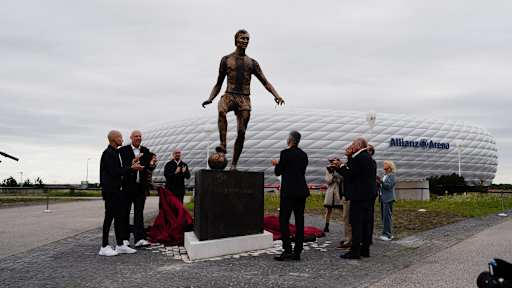 Die Statue von Franz Beckenbauer wurde enthült, umstehend klatschen unter anderem Uli Hoeneß und Herbert Hainer