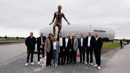 Gruppenfoto unter anderem mit Heidi Beckenbauer, Herbert Hainer und Uli Hoeneß vor dem Denkmal von Franz Beckenbauer