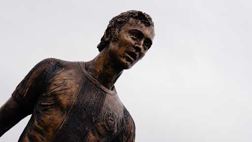 Die Statue von Franz Beckenbauer vor der Allianz Arena