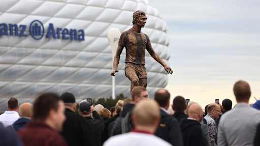 Die Statue von Franz Beckenbauer vor der Allianz Arena
