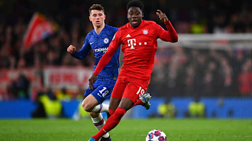 Alphonso Davies im Zweikampf mit einem Chelsea-Spieler.
