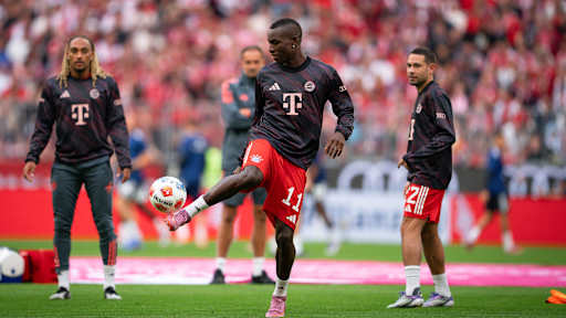 Nicolas Jackson beim Warm-Up vor dem Bundesliga-Spiel FC Bayern gegen Hamburger SV.