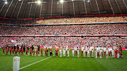 Startaufstellung der beiden Teams vor Anpfiff des Bundesliga-Spiels FC Bayern gegen Hamburger SV.