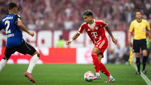Luis Diaz am Ball im Bundesliga-Spiel FC Bayern gegen Hamburger SV.