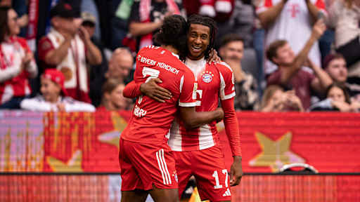 Michael Olise und Serge Gnabry umarmen sich nach dem 1:0 im Bundesliga-Spiel FC Bayern gegen Hamburger SV.