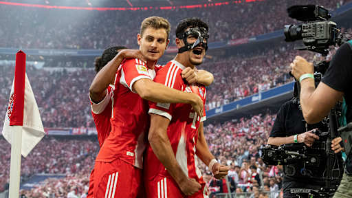 Aleksandar Pavlovic lässt sich nach dem 2:0 im Bundesliga-Spiel FC Bayern gegen Hamburger SV an der Eckfahne feiern
