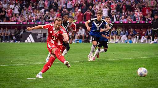 Harry Kane verwandelt den Handelfmeter zum 3:0 im Bundesliga-Spiel FC Bayern gegen Hamburger SV.