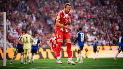 Jubelsprung von Harry Kane nach dem 3:0 im im Bundesliga-Spiel FC Bayern gegen Hamburger SV