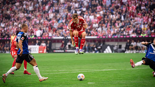 Josip Stanisic springt in die Luft im Bundesliga-Spiel FC Bayern gegen Hamburger SV