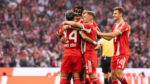 Joshua Kimmich jubelt mit Luis Diaz nach dessen 4:0 im im Bundesliga-Spiel FC Bayern gegen Hamburger SV