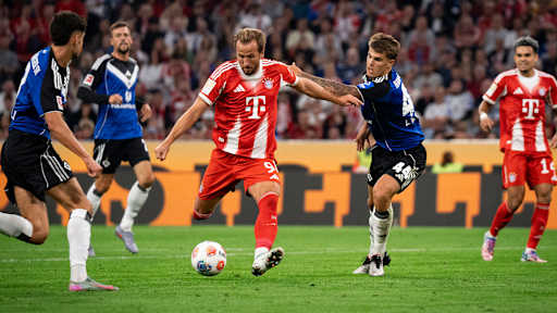 Harry Kane schließt ab zum 5:0 im Bundesliga-Spiel FC Bayern gegen Hamburger SV.