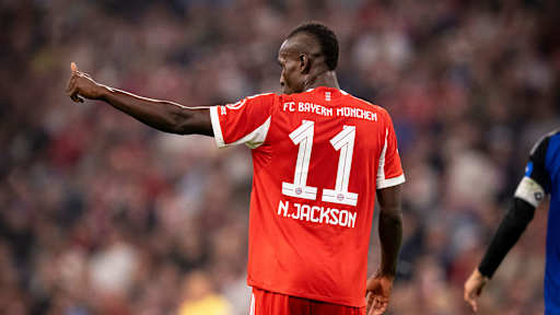 Nicolas Jackson zeigt den Daumen nach oben imBundesliga-Spiel FC Bayern gegen Hamburger SV.