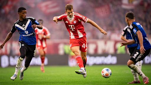 Josip Stanisic am Ball im Bundesliga-Spiel FC Bayern gegen Hamburger SV