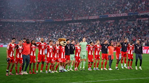 Nach dem 5:0 Sieg im Bundesliga-Spiel gegen den Hamburger SV jubelt die Mannschaft des FC Bayern mit den Fans.