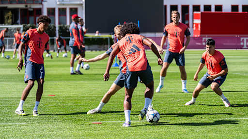 Serge Gnabry und Konrad Laimer im Zweikampf im Training des FC Bayern