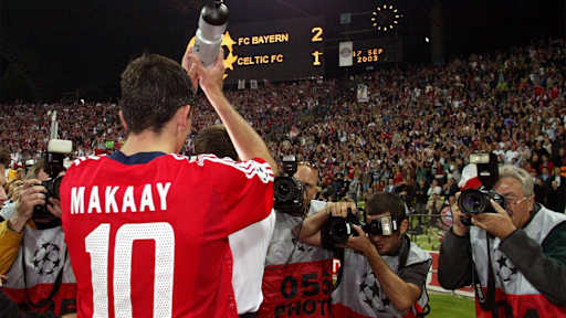 Roy Makaay applaudiert vor der Fankurve im Olympiastadion nach dem Champions League-Auftaktsieg gegen Celtic Glasgow